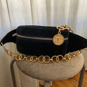 Chanel 1980s vintage crossbody belt mini bag for Sale in Issaquah, WA -  OfferUp